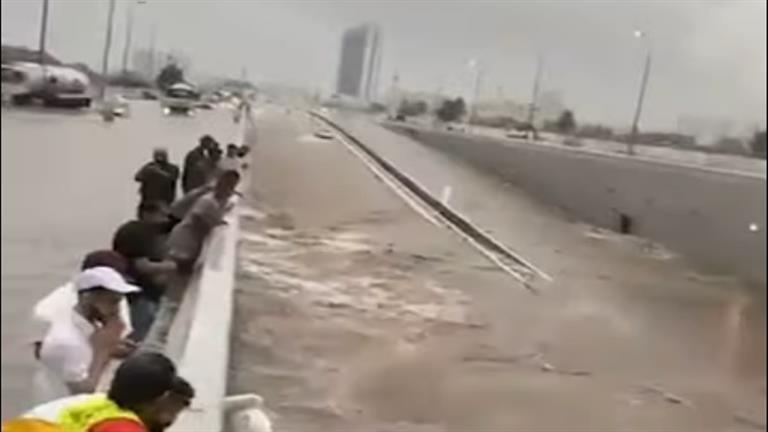 رجال الدفاع المدني السعودي ينقذون العالقين بنفق الملك عبدالله في جدة