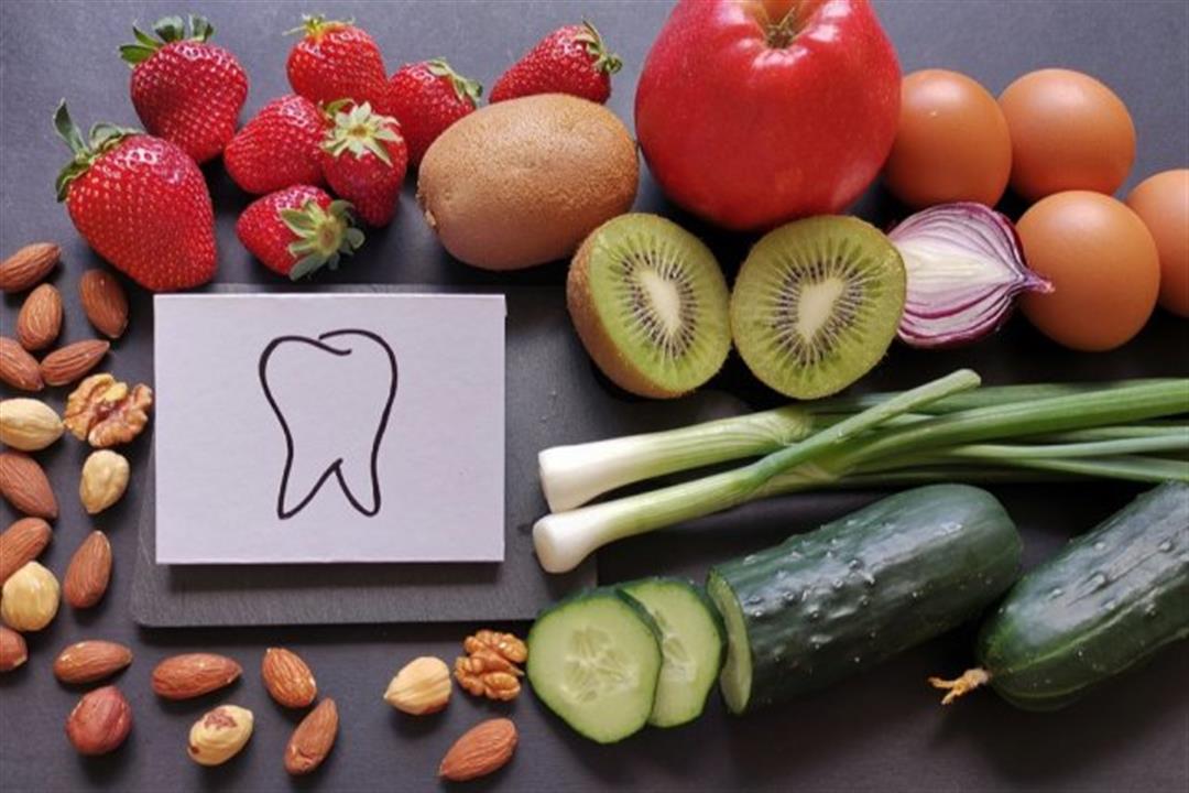 طبيب يوضح أبرز الأطعمة المفيدة لصحة الأسنان