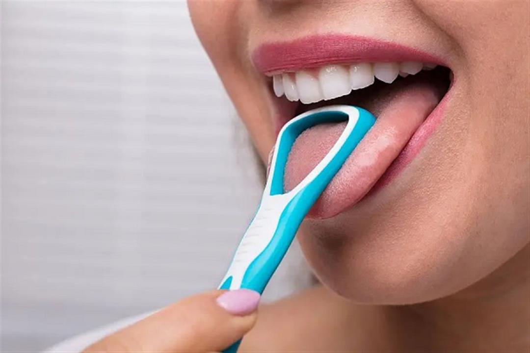 كشط اللسان مهم لصحة الفم- إليك فوائده