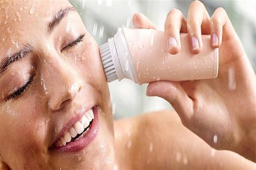 فوائد جهاز تنظيف الوجه- متى يسبب أضرارًا؟