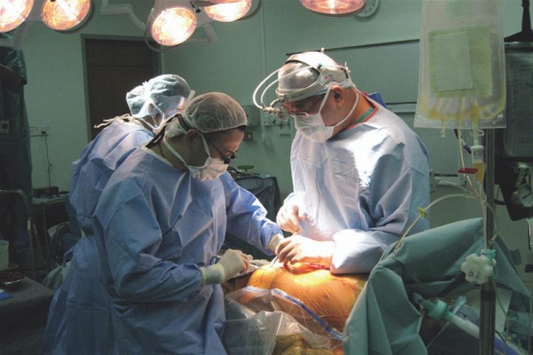 تفاصيل إجراء جراحة لإعادة ذراع مبتورة لطفلة في مستشفى سوهاج التعليمي
