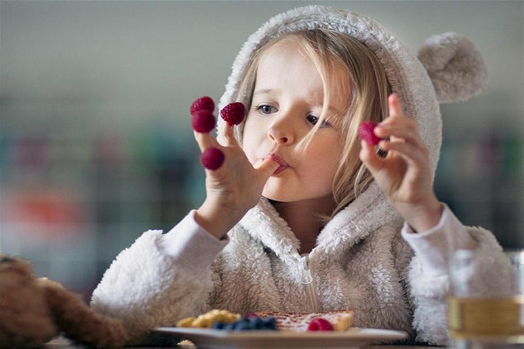 خبيرة تغذية تحذر: إفراط طفلِك في هذه الفاكهة خطر على صحته