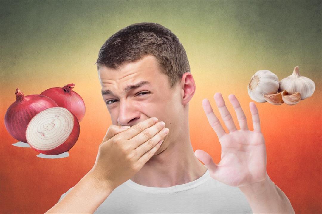 ماذا تفعل لإزالة رائحة الثوم والبصل من الفم؟