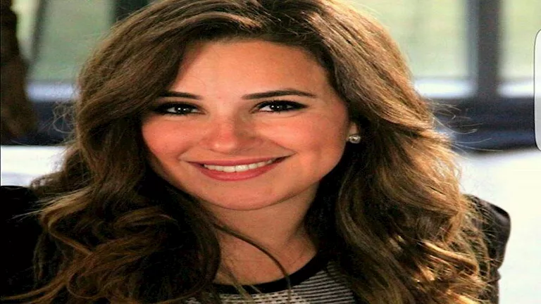 شيري عادل تتألق بإطلالة جريئة في مهرجان الجونة السينمائي