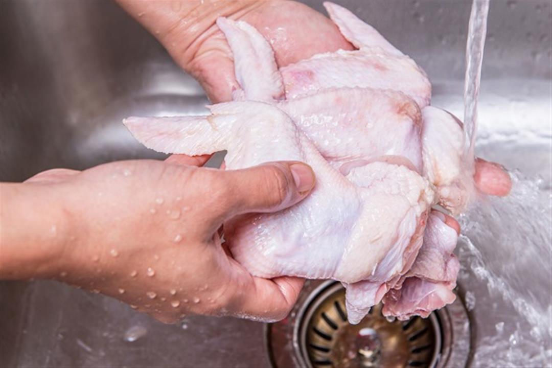 غسل الدجاج بالماء عادة خطيرة- إليكِ الطريقة الصحيحة لتنظيفه
