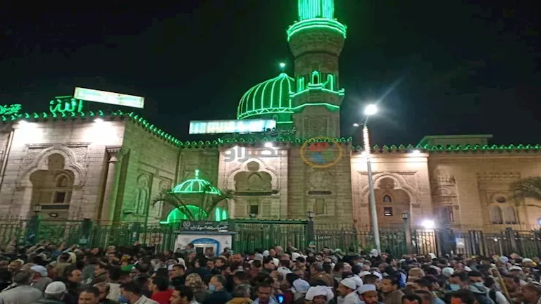الليلة الختامية لمولد السيدة زينب.. حلقات الذكر والتواشيح تجذب الزوار