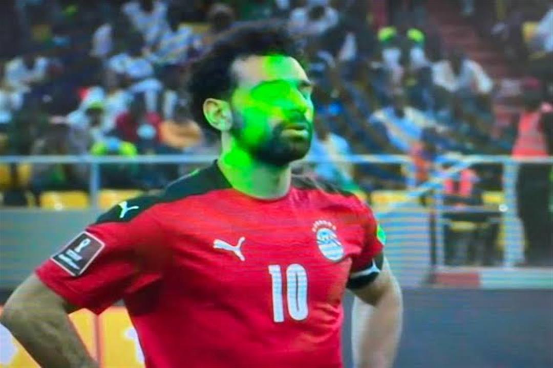 كيف أثرت أشعة الليزر على لاعبي منتخب مصر في مباراة السنغال؟