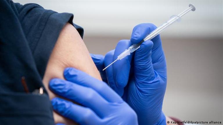 الصحة: تطعيم 10.6 مليون مواطن ضد فيروس كورونا ضمن حملة "طرق الأبواب"