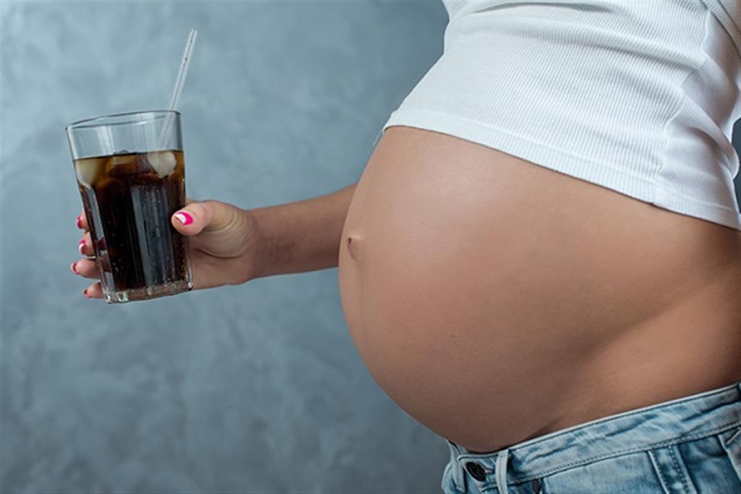 تناول المشروبات الغازية أثناء الحمل- كيف تؤثر على الأم والجنين؟