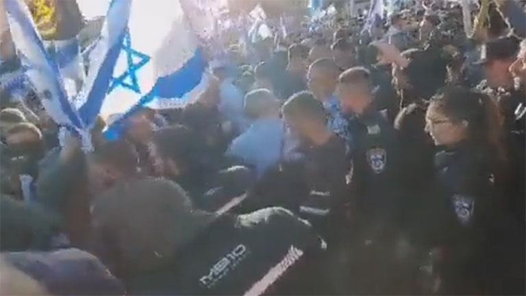 فيديو| شرطة الاحتلال تعتقل متظاهرين يطالبون بإقالة نتنياهو
