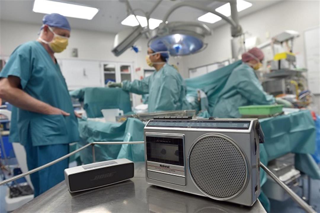 دراسة تكشف أفضل نوع موسيقى للجراحين في غرفة العمليات