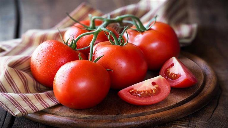 تراجع الطماط�م والبصل.. أسعار الخضروات والفاكهة بسوق العبور اليوم الاثنين