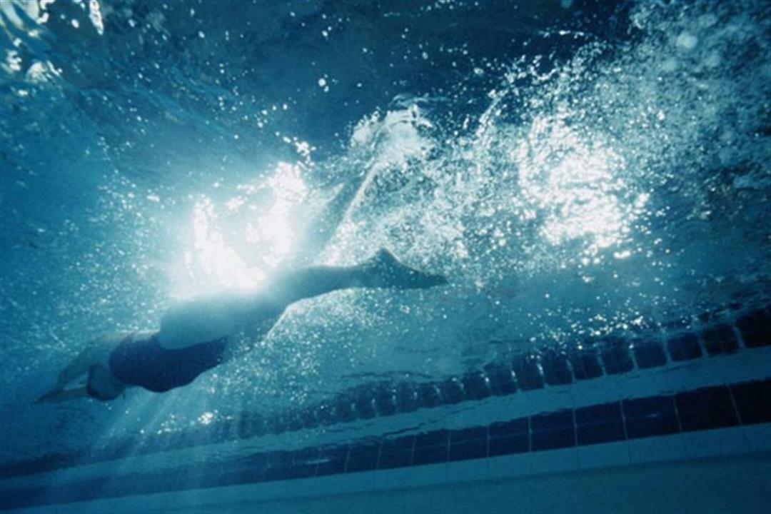 السباحة لمرضى التهاب المفاصل.. آمنة أم مضرة؟