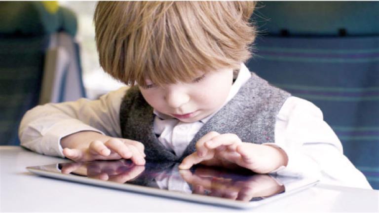 دراسة: استخدام الأجهزة الذكية يؤثر على سعادة الأطفال