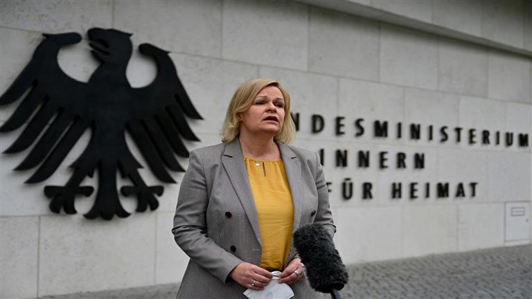 وزيرة الداخلية الألمانية تحذر من إدانة المسلمين جزافيًا بعد هجوم طعن في مانهايم