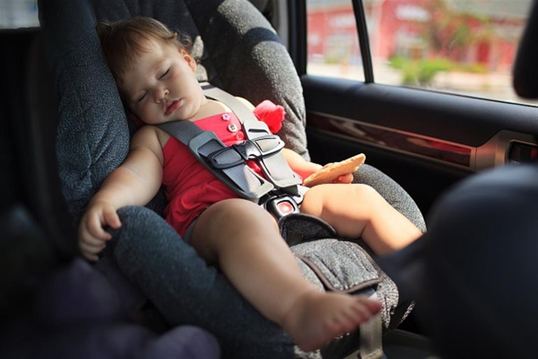 لماذا يجب عدم يمنع ترك الأطفال داخل السيارة في الصيف؟