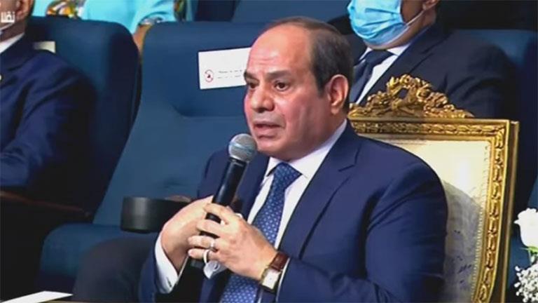 السيسي يتوسط صورة تذكارية مع أوائل الخريجين ضمن يوم تفوق جامعات مصر
