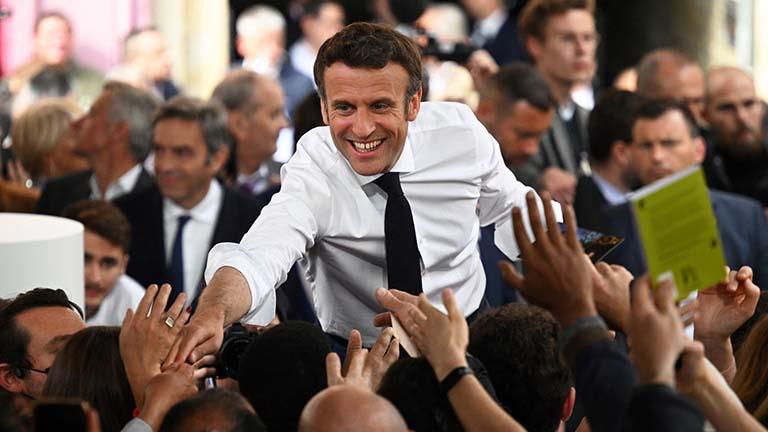 Emmanuel Macron.. Crises internes et influences externes