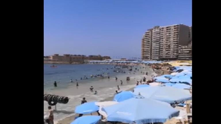 شواطئ الإسكندرية كاملة العدد بسبب موجة الحر