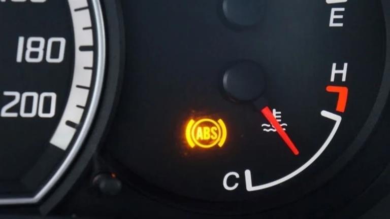 7 أسباب وراء إضاءة علامة الـ "ABS" بسيارتك.. لا تتجاهلها