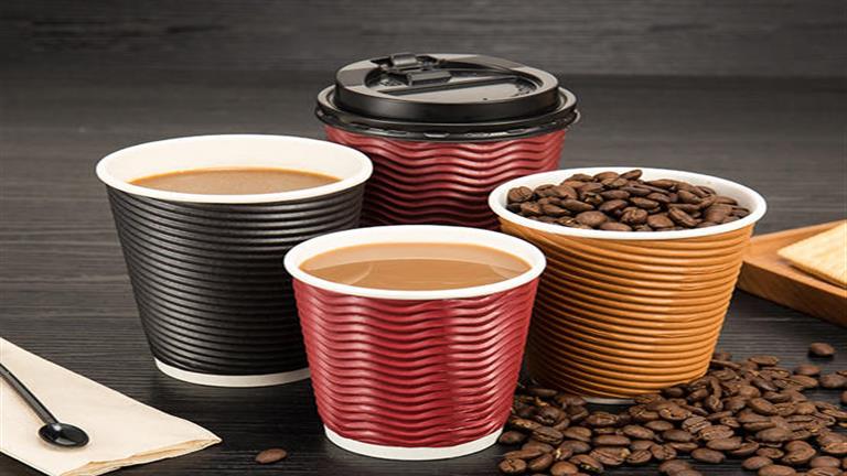تناول الشاي والقهوة في الأكواب الورقية- هل يسبب مخاطر صحية؟