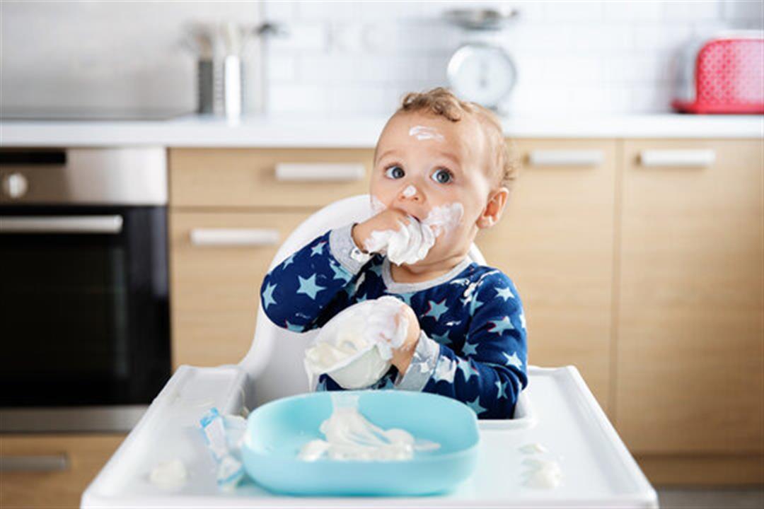 الحليب والزبادي للرضع- متى تقدمهما الأم لطفلها؟