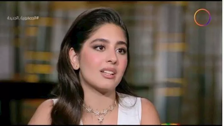 مايان السيد تتألق بفستان زهور في مهرجان القاهرة السينمائي