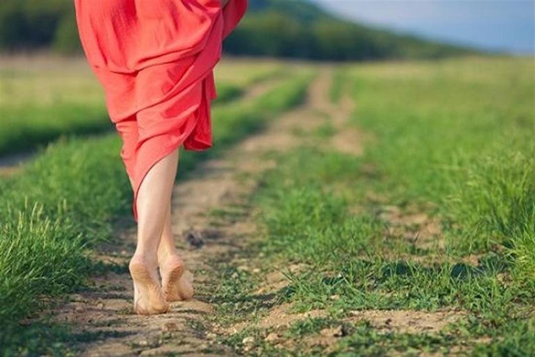 هل يؤدي المشي حافي القدمين إلى مخاطر صحية؟