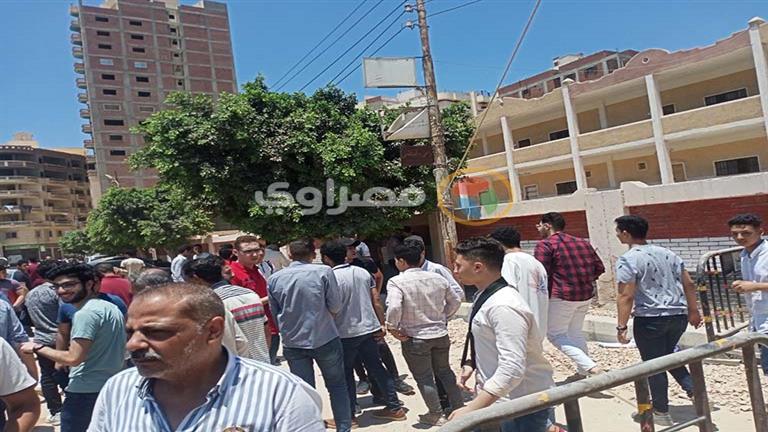 خروج الطلاب بعد امتحان الإنجليزي 