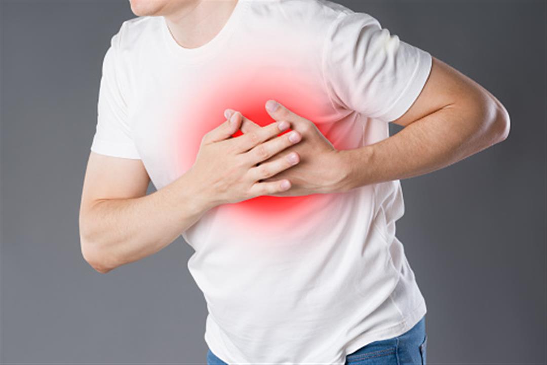 طبيب يحذر من نغزات الصدر: تكشف عن أمراض خطيرة