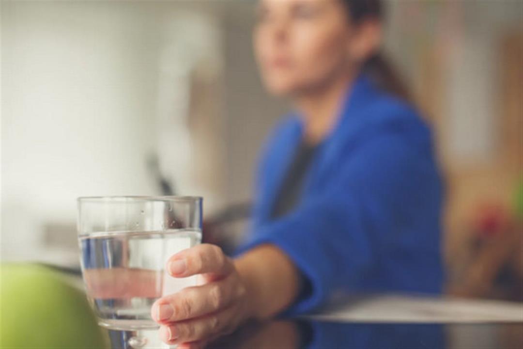 شرب الماء البارد بعد الأكل- خبيرة تغذية تحذر: يسبب هذه الأضرار 