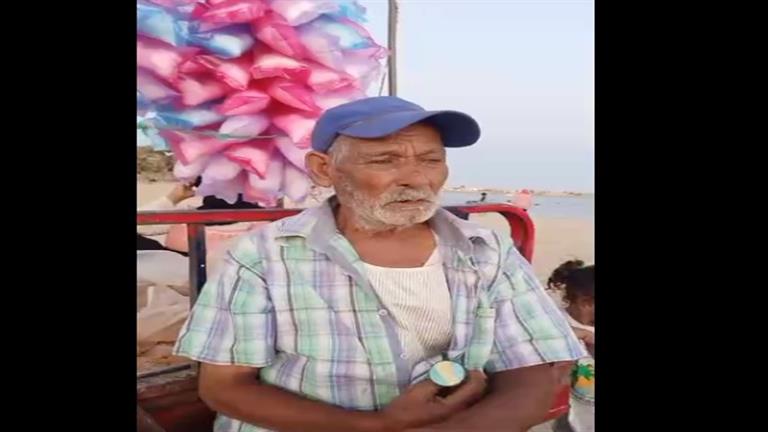 قصة كفاح عمرها 75 عامًا.. عم محمود يبيع غزل البنات على شواطئ طور سيناء