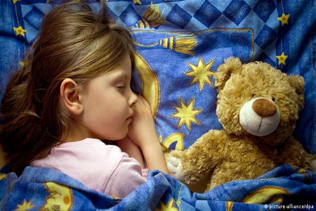 دراسة: النوم أقل من 8 ساعات يعرض طفلك للسمنة