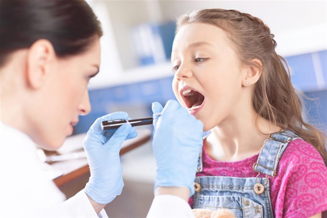5 أعراض تكشف إصابة طفلِك بالتهاب اللوزتين- إليكِ العلاج