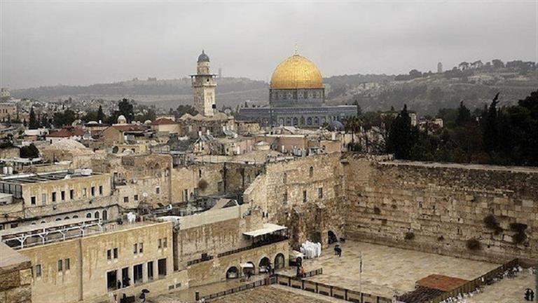 مستوطنون يؤدون طقوسًا تلمودية في البلدة القديمة من مدينة القدس
