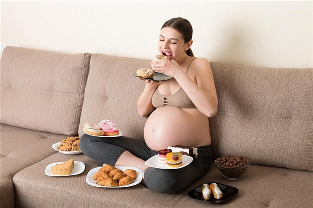  مرض يهدد الجنين بسبب إفراط الحامل في الحلوى- إليكِ أعراضه