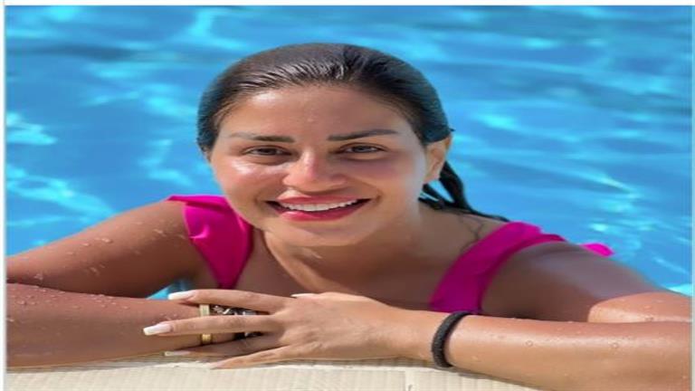 منة فضالي بـ”المايوه” وهند صبري بدون مكياج.. 10 لقطات لنجوم الفن في 24 ساعة