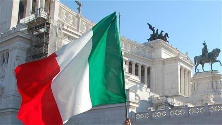 إيطاليا: حفرة ضخمة في روما تبتلع سيارتين