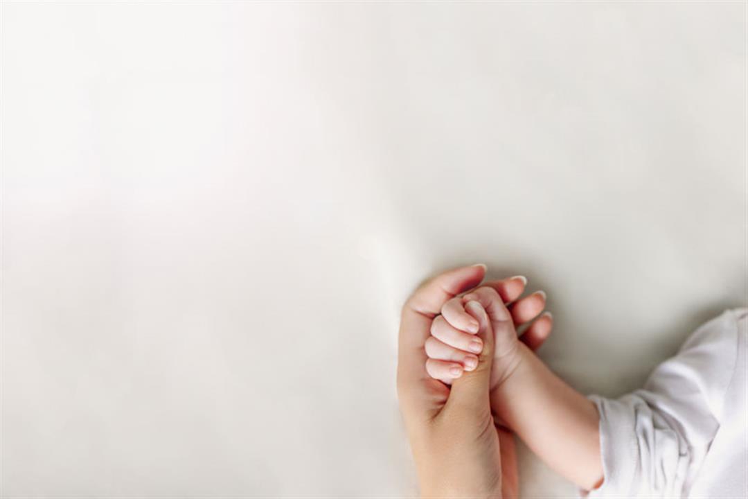 علام تشير برودة اليدين عند الرضع في الصيف؟