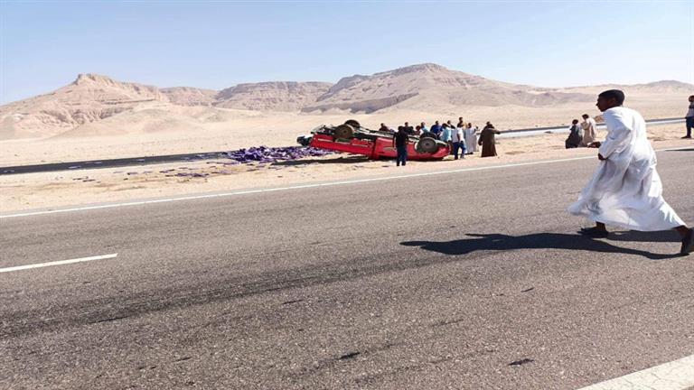 جثة و6 مصابين في انقلاب سيارة على الصحراوي الغربي بالمنيا 