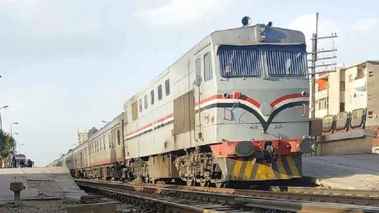 إصابة شخص إثر سقوطه من القطار جنوب قنا