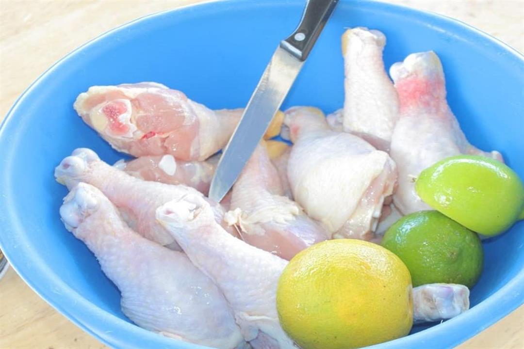 غسل الدجاج بالخل والليمون والملح- هل يقضي على البكتيريا؟