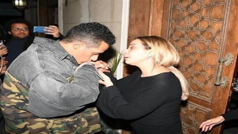 Muhammad Ramadan kisses Reem Al-Baroudi’s hand in her father’s condolences (photos)