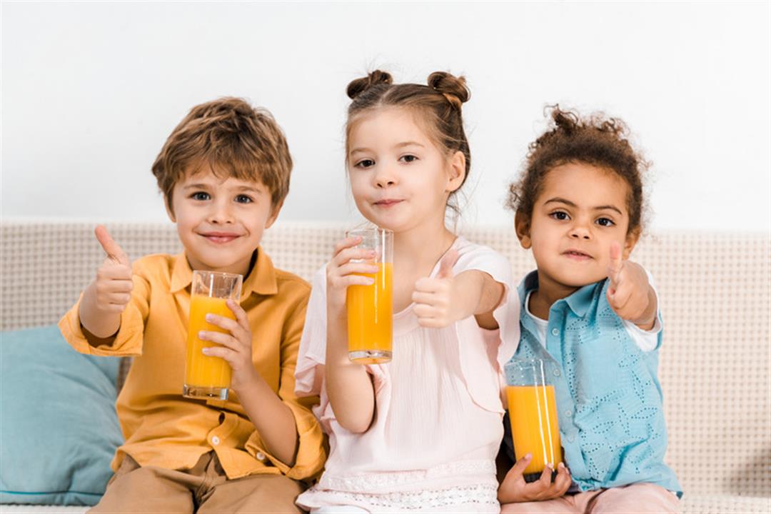 تناول الأطفال العصائر يوميًا- مفيد أم مضر؟
