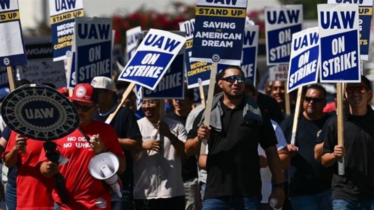 7 آلاف عامل إضافيين ينضمون إلى إضراب عمال السيارات بأمريكا