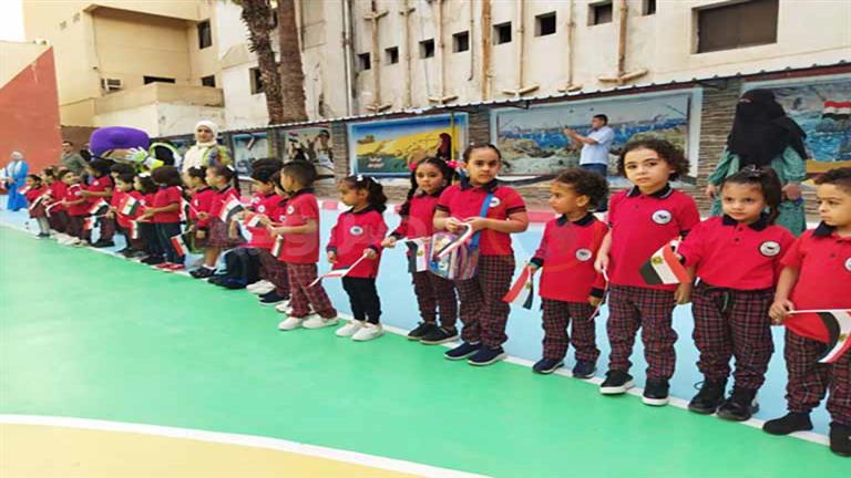 فيديو وصور.. التلاميذ يرفعون أعلام مصر مع بداية العام الدراسي الجديد في بورسعيد