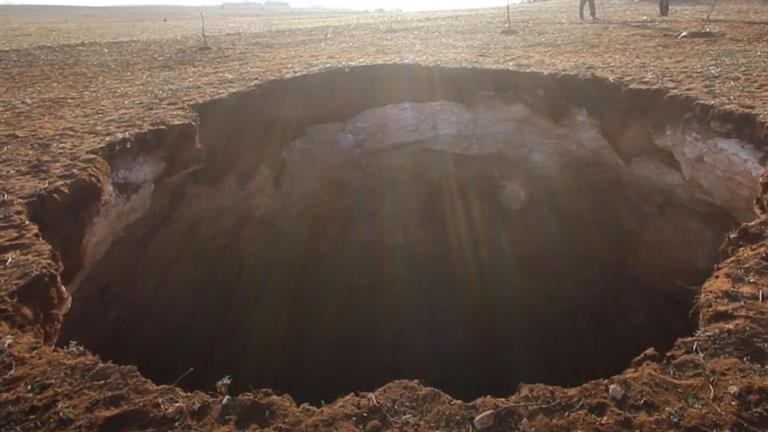 حفرة هائلة في المغرب تثير الذعر.. ما علاقتها بالزلزال؟