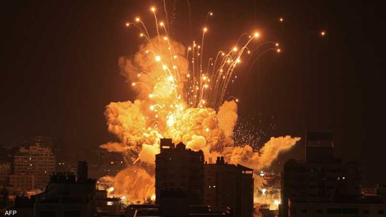 سقوط شهداء وجرحى.. إسرائيل تقصف شقة سكنية في غزة