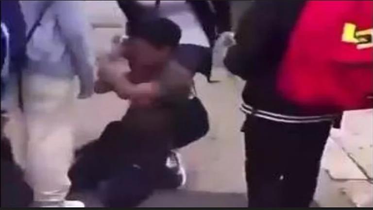 صفعته ثم جعلته يركع.. امرأة فرنسية تعتدي على طفل من أصول أفريقية (فيديو)