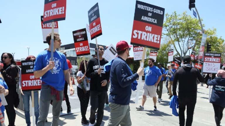 إنهاء الخلافات بين إضراب نقابة الكتاب الأمريكية وشركات الإنتاج في هوليوود